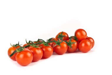 Beyaz arkaplanda izole kırmızı domatesler