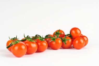Beyaz arkaplanda izole kırmızı domatesler