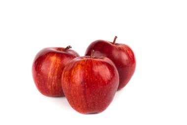 Beyaz arka plan üzerinde izole üç kırmızı elma