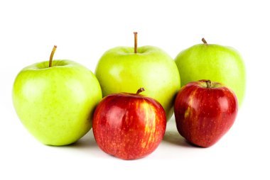Kırmızı ve yeşil elma beyaz arkaplanda izole edilmiş