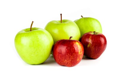 Kırmızı ve yeşil elma beyaz arkaplanda izole edilmiş