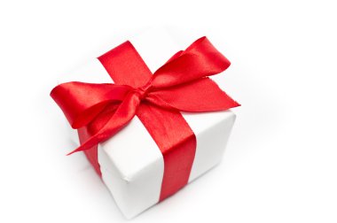 Kırmızı kurdeleli beyaz hediye kutusu beyaz üzerine izole