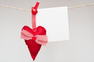 Kırmızı kalp ve beyaz arka plan üzerinde izole boş kartı