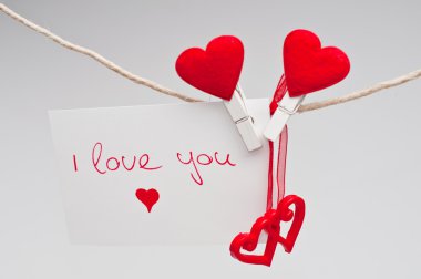 Kırmızı kalp ve beyaz arka plan üzerinde izole boş kartı