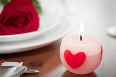 bir gül ile romantik bir akşam yemeği ayar ve mum