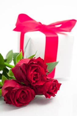 Valentine' s arka plan demet gül ve hediye