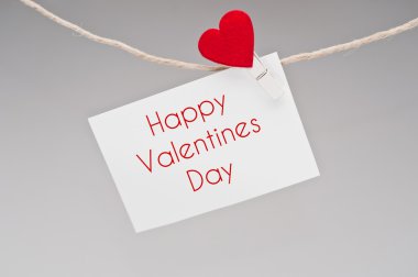 Kırmızı kalp ve beyaz arka plan üzerinde izole boş kartı