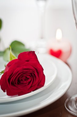 romantisch diner omgeving met een glazen rose en champagne