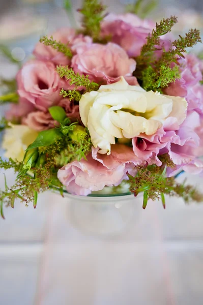 Розовые цветы в вазе — стоковое фото