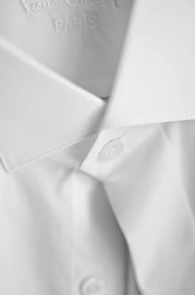 Beyaz bir gömleğin yakın çekimi. — Stok fotoğraf