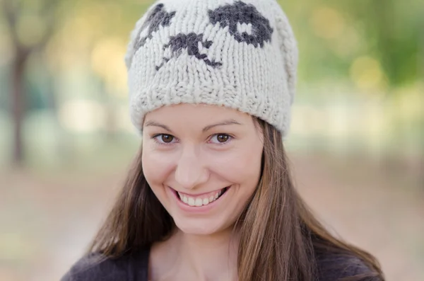 Retrato de una joven y hermosa mujer sonriente. imagen al aire libre — Foto de Stock