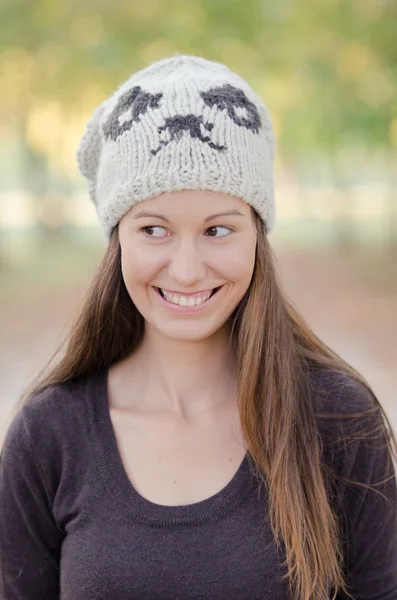 Retrato de una joven y hermosa mujer sonriente. imagen al aire libre —  Fotos de Stock