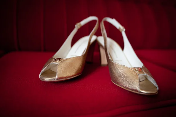 Elegantes sapatos de casamento branco — Fotografia de Stock