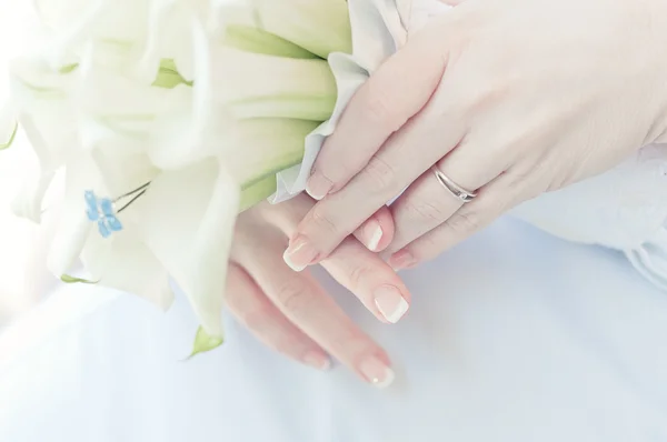 Mariée avec bouquet de mariage — Photo