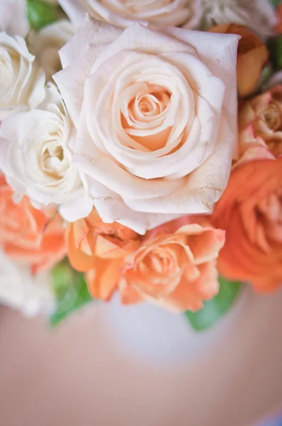 Mariée avec bouquet de mariage — Photo