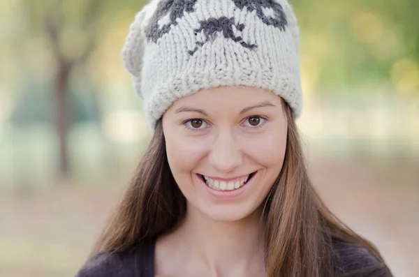 Retrato de una joven y hermosa mujer sonriente. imagen al aire libre — Foto de Stock