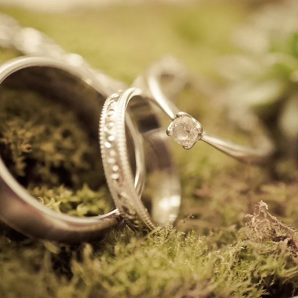 Golden wedding rings on small white cushion — Stock Photo, Image