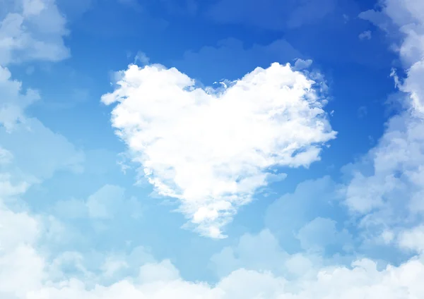 Corazón hecho de nubes esponjosas — Foto de Stock