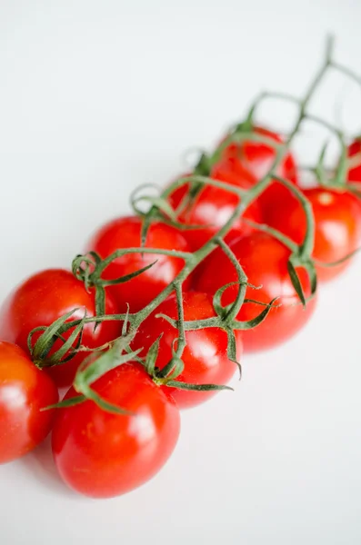 Tomates rojos aislados sobre fondo blanco — Foto de Stock