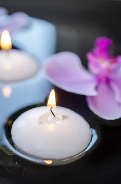 Vela flotante y flor de orquídea, SPA — Foto de Stock