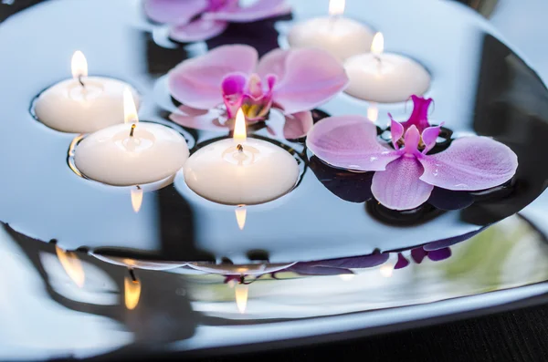 Flytande ljus och orkidé blomma, spa — Stockfoto