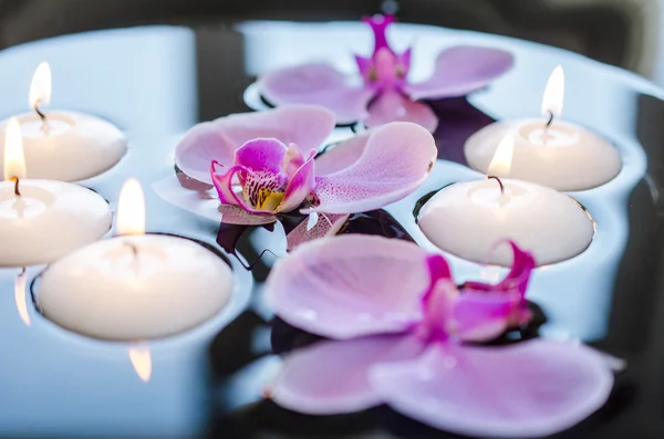 Flytande ljus och orkidé blomma, spa — Stockfoto