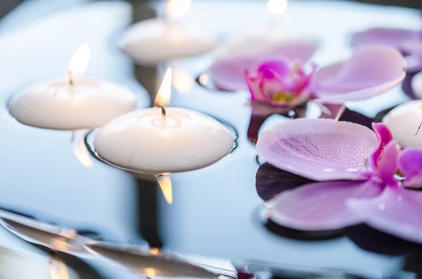 Flytande ljus och orkidé blomma, spa — Stockfoto