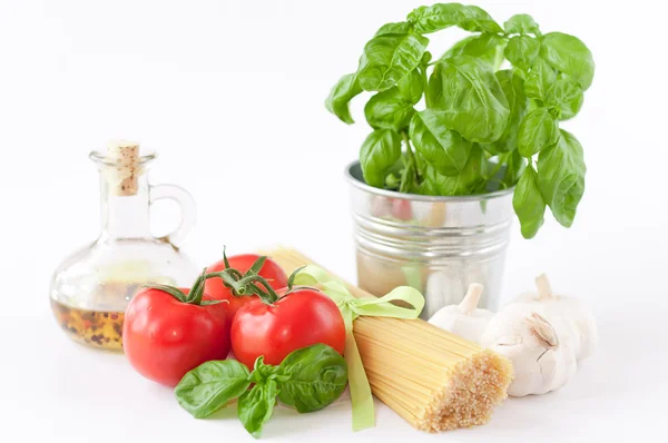 Ingredienti della pasta isolati su fondo bianco — Foto Stock