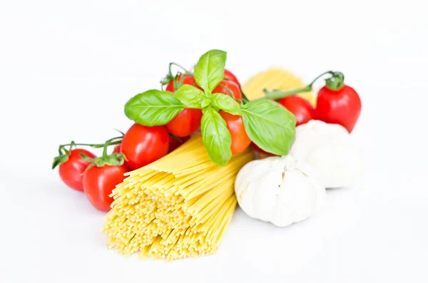 Pastas, tomates, albahaca — Foto de Stock