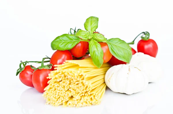 Pastas, tomates, albahaca — Foto de Stock