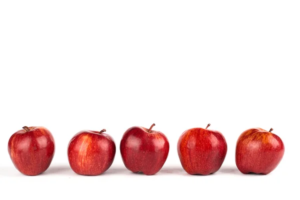 Cinq pommes rouges isolées sur blanc — Photo