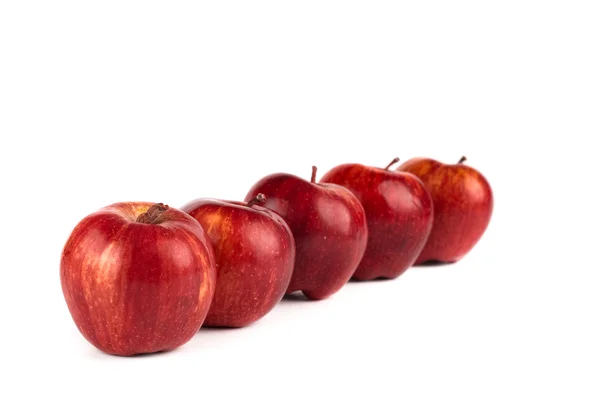 Cinq pommes rouges isolées sur blanc — Photo