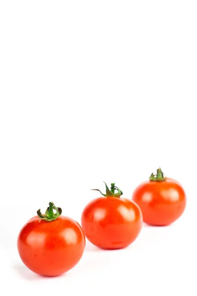 Rote Tomaten isoliert auf weißem Hintergrund — Stockfoto