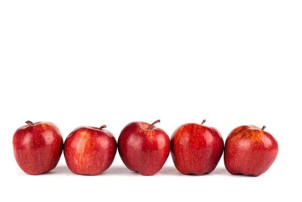 Cinq pommes rouges isolées sur blanc — Photo