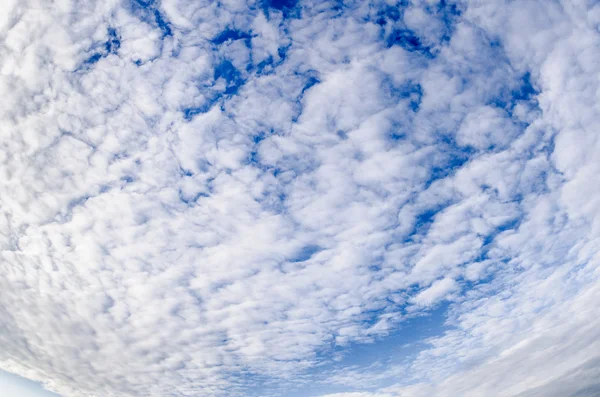 Blauwe lucht achtergrond met witte wolken — Stockfoto