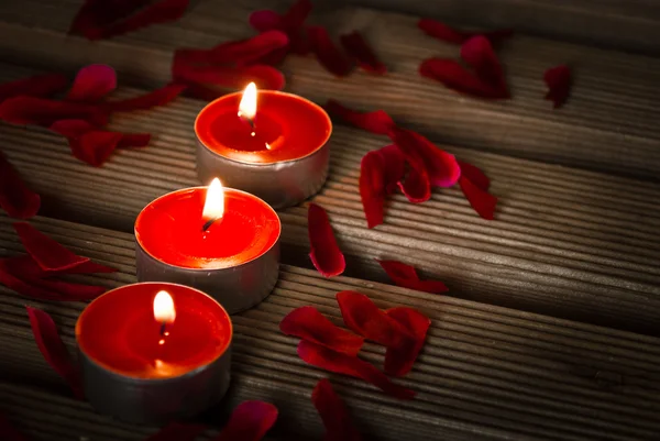 Valentim velas no fundo de madeira — Fotografia de Stock