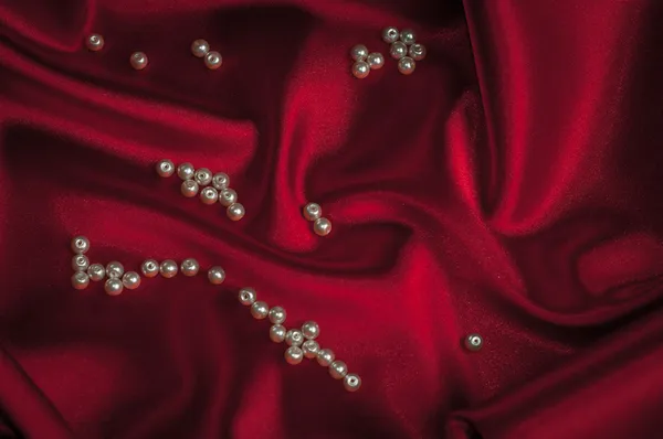 Μαργαριτάρια καρδιά σε ένα κομψό κόκκινο μετάξι για του Αγίου Βαλεντίνου κάρτα — Φωτογραφία Αρχείου
