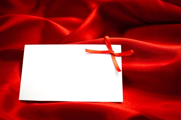 Cartão de convite sobre fundo de cetim de seda . — Fotografia de Stock