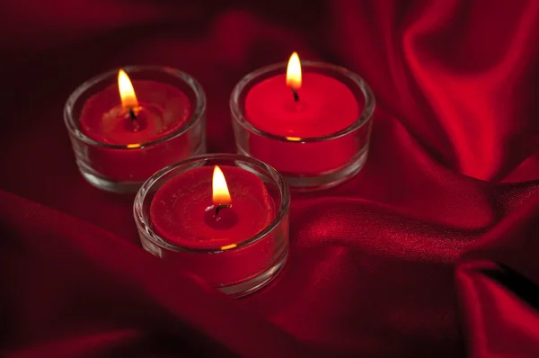 Valentinky svíčky na satén pozadí — Stock fotografie