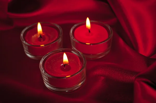 Walentynki świece na tle satyna — Zdjęcie stockowe