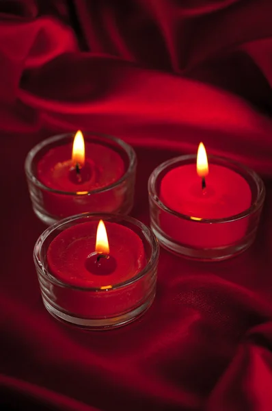 Valentinky svíčky na satén pozadí — Stock fotografie