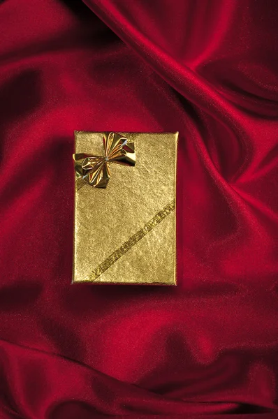 Carta regalo su sfondo di raso di seta . — Foto Stock