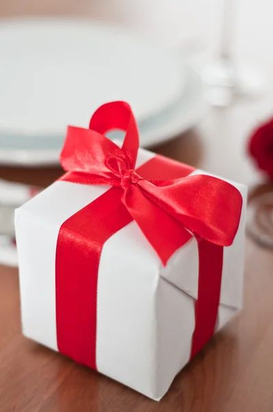 Caja de regalo de San Valentín atada con un lazo de cinta de satén rojo —  Fotos de Stock