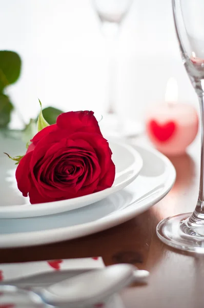 Romantic dinner setting with a rose and champagne glasses — Φωτογραφία Αρχείου