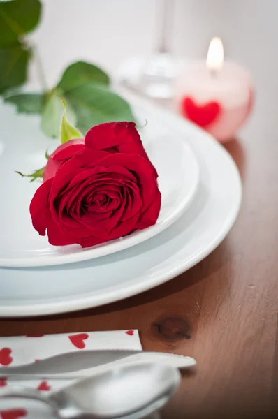 Romantikus vacsora környezetben, egy rózsa és pezsgő szemüveg — Stock Fotó