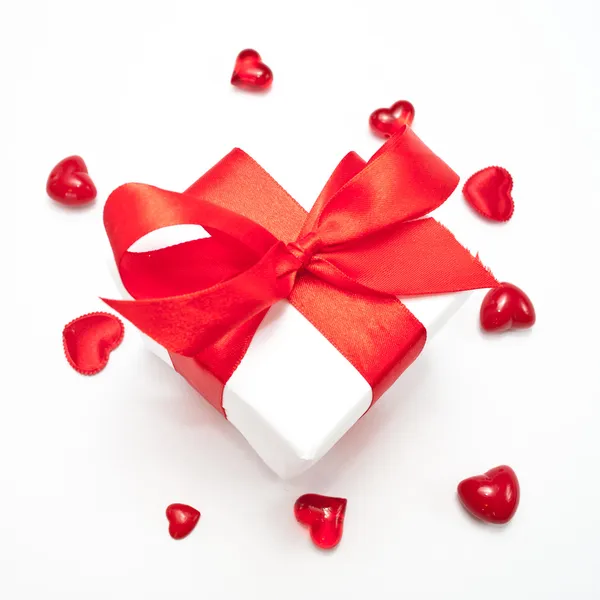Caixa de presente branco com fita vermelha isolada em branco — Fotografia de Stock