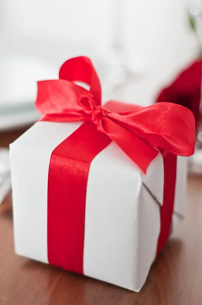 Caixa de presente Valentines amarrado com um laço de fita de cetim vermelho — Fotografia de Stock