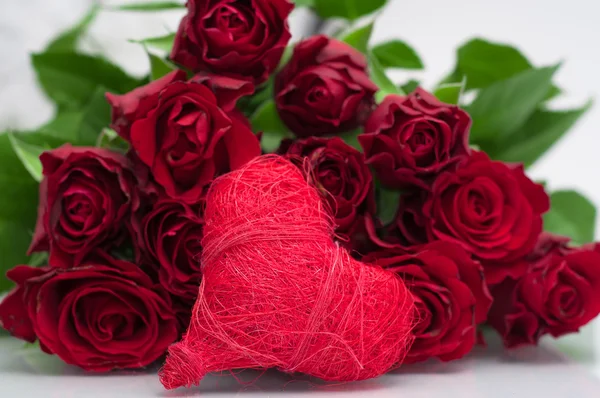 Valentine' s achtergrond-bos van rozen en hart — Stockfoto