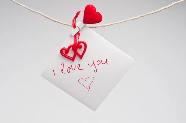 Piros szív és üres kártya elszigetelt fehér background — Stock Fotó