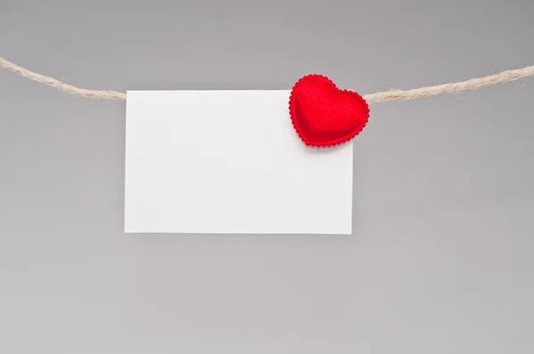 Kırmızı kalp ve beyaz arka plan üzerinde izole boş kartı — Stok fotoğraf